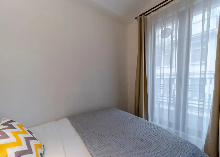 Апартаменты Three-bedroom Family In Managed - Balcony & Elevator Near Taksim Square Стамбул