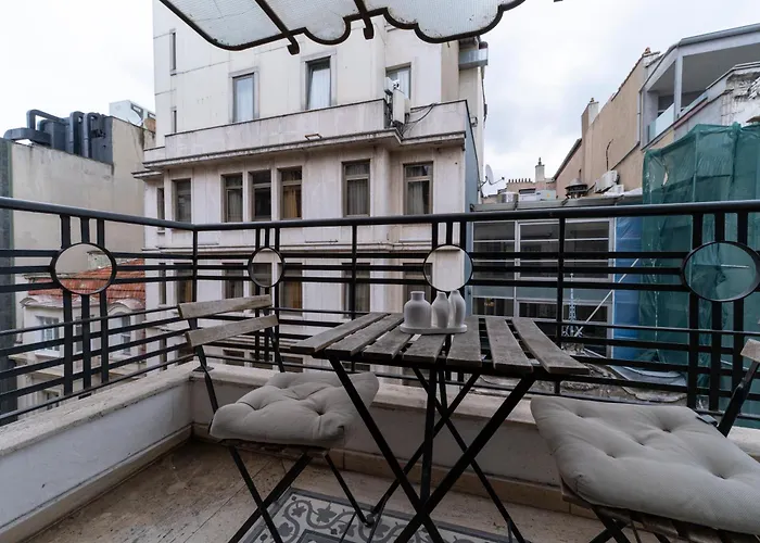 Апартаменты Three-bedroom Family In Managed - Balcony & Elevator Near Taksim Square Стамбул