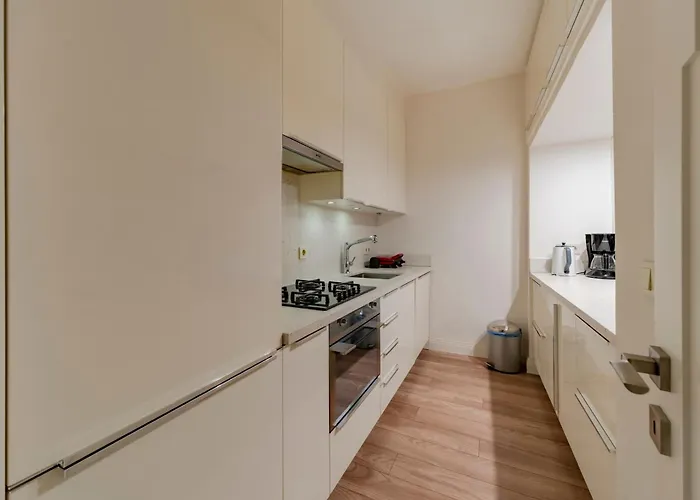 Апартаменты Three-bedroom Family In Managed - Balcony & Elevator Near Taksim Square