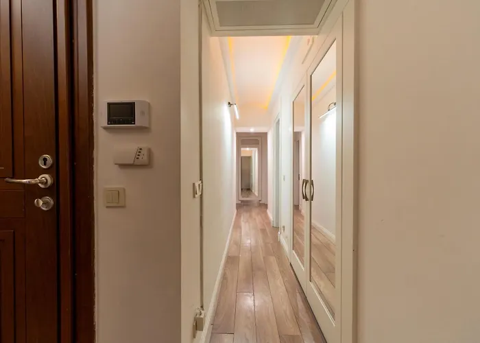 Апартаменты Three-bedroom Family In Managed - Balcony & Elevator Near Taksim Square