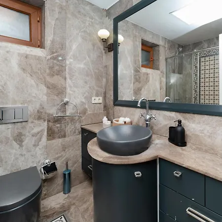 Three-bedroom Family In Managed - Balcony & Elevator Near Taksim Square