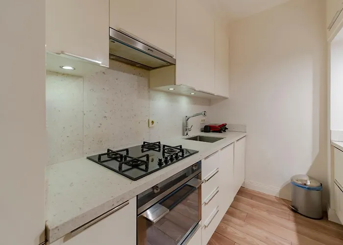 Three-bedroom Family In Managed - Balcony & Elevator Near Taksim Square Apartmán