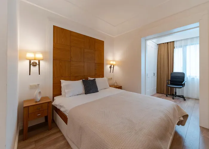 Three-bedroom Family In Managed - Balcony & Elevator Near Taksim Square Apartmán 4*
