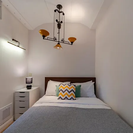 Three-bedroom Family In Managed - Balcony & Elevator Near Taksim Square Apartament Stambuł