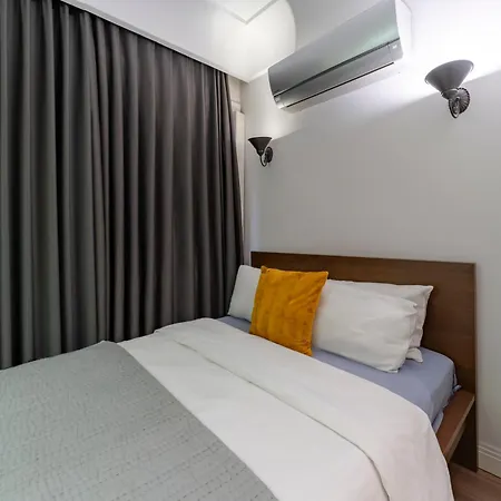 Three-bedroom Family In Managed - Balcony & Elevator Near Taksim Square Stambuł